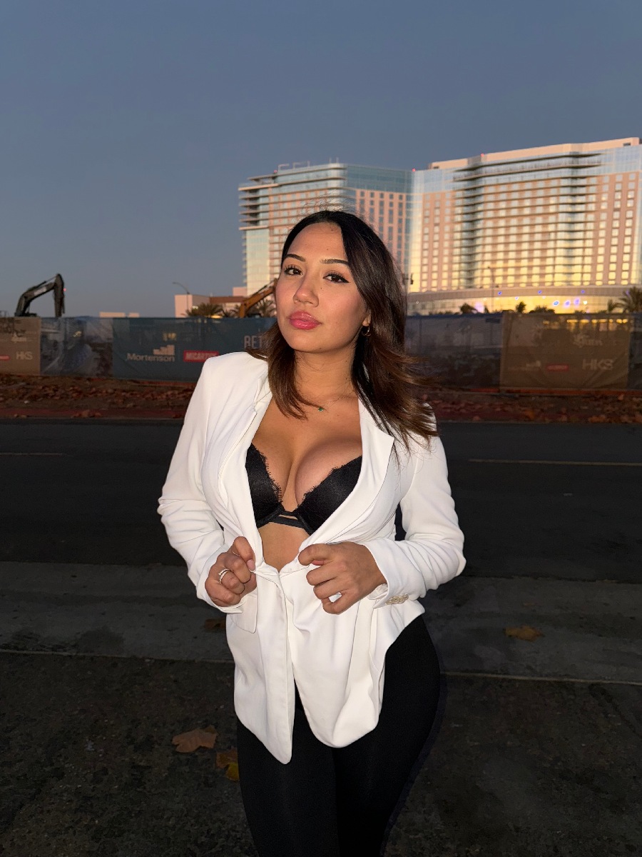 Take a pause and enjoy Ali Cruz — streaming from Mbuji-Mayi